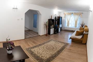 Фото номера Апартаменты с 3 спальнями Проживание в семье Casa Nicoladis г. Зэрнешти 2